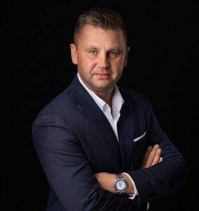 Artur Koperek – ekspert w obszarze sprzedaży B2B i zarządzania projektami; specjalizuje się w budowaniu efektywnych zespołów sprzedażowych oraz procesów sprzedażowych.
