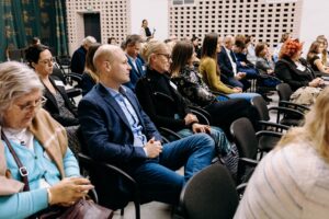 „Uczestnicy Konferencji Integrator Wawerski podczas otwarcia wydarzenia poświęconego biznesowi, balansowi i wspólnocie.”