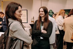 Uczestnicy Konferencji Integrator Wawerski podczas rozmów i networkingu po zakończonych panelach.